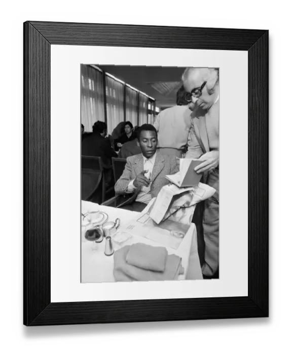 Framed Print : Brazilian footballer Edson Arantes do Nascimento, more famously knows as Pele Framed Print : Brazilian footballer Edson Arantes do Nascimento, more famously knows as Pele