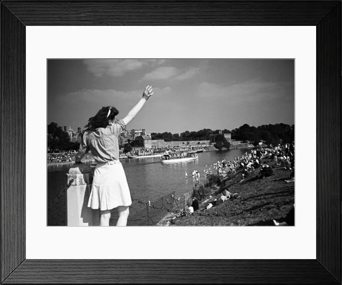 Framed Print : People enjoy the sunny weather at Hampton Court Palace, Greater London. circa 1945 Framed Print : People enjoy the sunny weather at Hampton Court Palace, Greater London. circa 1945