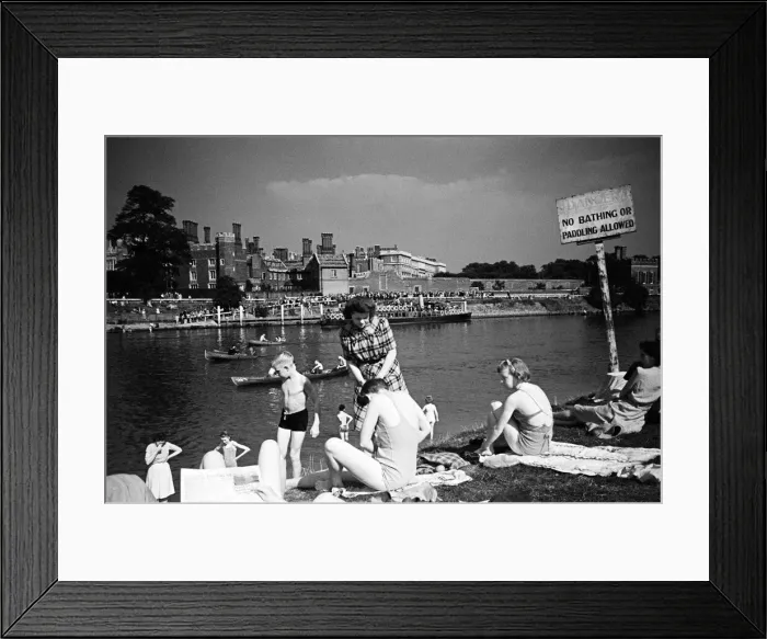 Framed Print : People enjoy the sunny weather at Hampton Court Palace, Greater London. circa 1945 Framed Print : People enjoy the sunny weather at Hampton Court Palace, Greater London. circa 1945