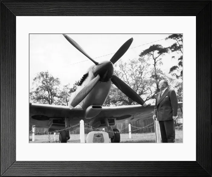 Framed Print : A Spitire fighter plane, pictured at RAF Honiley in Wroxall, Warwickshire Framed Print : A Spitire fighter plane, pictured at RAF Honiley in Wroxall, Warwickshire