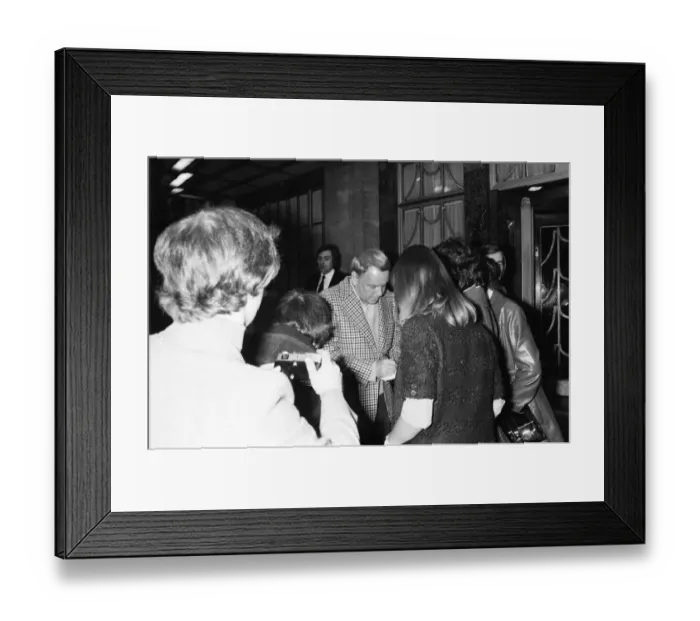 Framed Print : Frank Sinatra, in London for the European Leg of his farewell tour Framed Print : Frank Sinatra, in London for the European Leg of his farewell tour