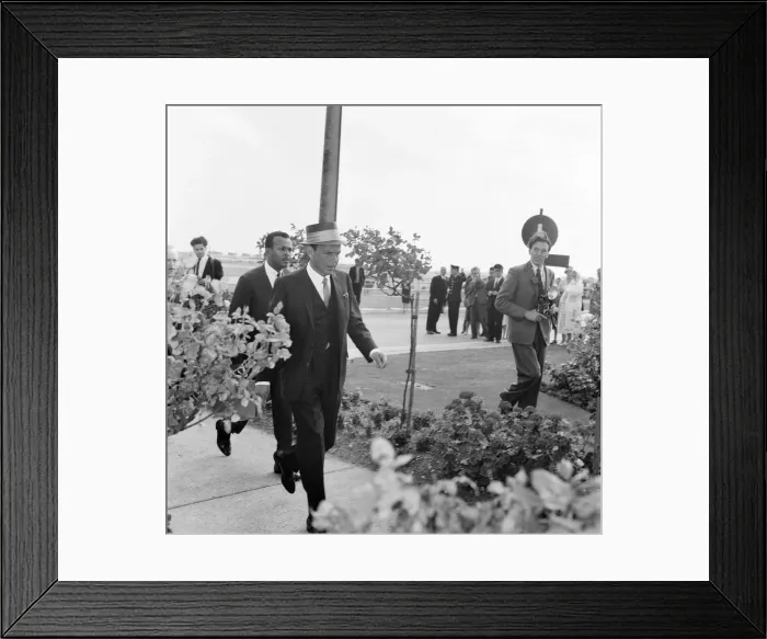 Framed Print : Frank Sinatra, arrives at London Heathrow Airport, from Los Angeles, 4th August 1961 Framed Print : Frank Sinatra, arrives at London Heathrow Airport, from Los Angeles, 4th August 1961