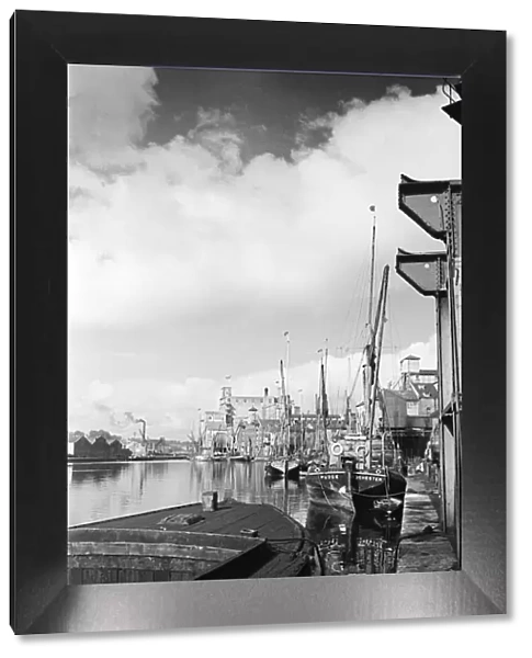 Quayside at Ipswich Docks, on the estuary of the River Orwell, Suffolk. 11th June 1946