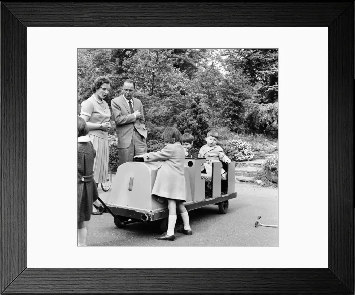 Framed Print : Frank Sinatra, visits the Sunshine Home for Blind Babies and Children at Northwood Framed Print : Frank Sinatra, visits the Sunshine Home for Blind Babies and Children at Northwood