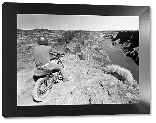 Stuntman Evel Knievel prepares to jump Snake River Canyon
