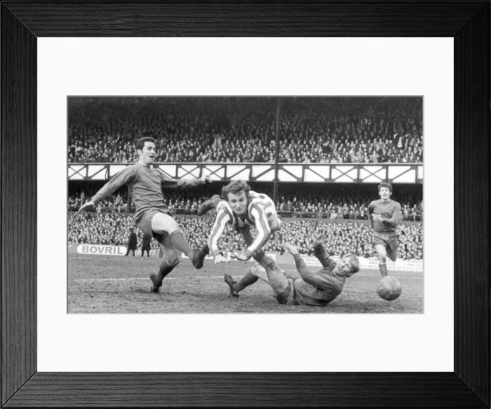 Framed Print : Sunderland v Newcastle United, Score 1-1, League Division One, Roker Park, Sunderland Framed Print : Sunderland v Newcastle United, Score 1-1, League Division One, Roker Park, Sunderland