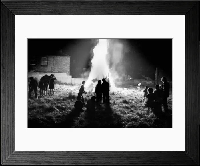 Framed Print : Children gather around a bonfire in Everton. 5th November 1975 Framed Print : Children gather around a bonfire in Everton. 5th November 1975