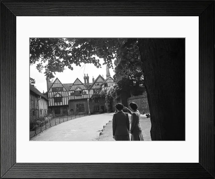 Framed Print : Two women looking at Cheyneys Court in Winchester, Circa 1945 Framed Print : Two women looking at Cheyneys Court in Winchester, Circa 1945