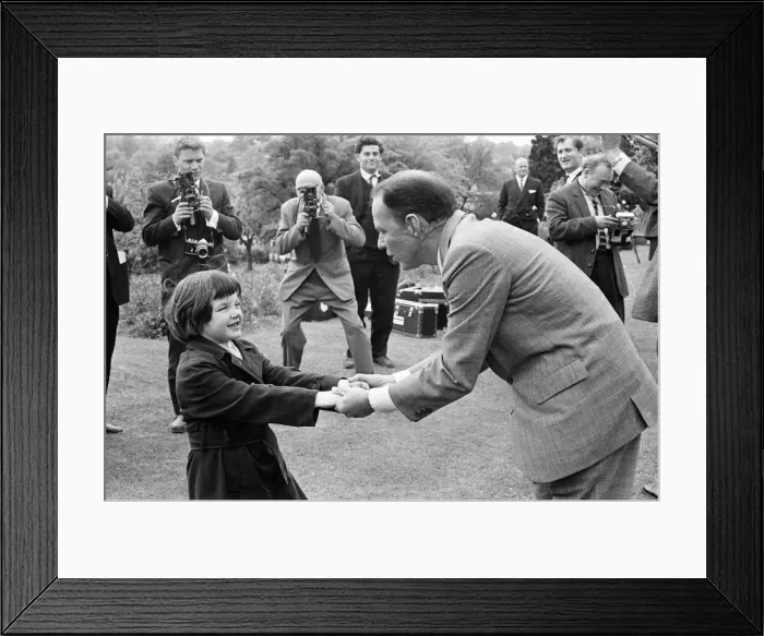 Framed Print : Frank Sinatra, visits the Sunshine Home for Blind Babies and Children at Northwood Framed Print : Frank Sinatra, visits the Sunshine Home for Blind Babies and Children at Northwood