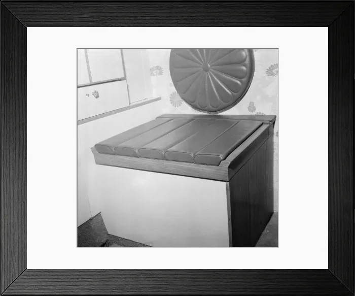 Framed Print : Frank Sinatra, flies into London Gatwick Airport, on his personal Gulf stream jet Framed Print : Frank Sinatra, flies into London Gatwick Airport, on his personal Gulf stream jet