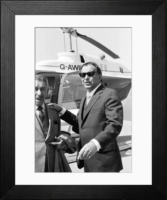 Framed Print : Frank Sinatra, flies into London Gatwick Airport, on his personal Gulf stream jet Framed Print : Frank Sinatra, flies into London Gatwick Airport, on his personal Gulf stream jet