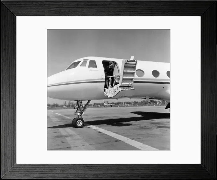 Framed Print : Frank Sinatra, flies into London Gatwick Airport, on his personal Gulf stream jet Framed Print : Frank Sinatra, flies into London Gatwick Airport, on his personal Gulf stream jet