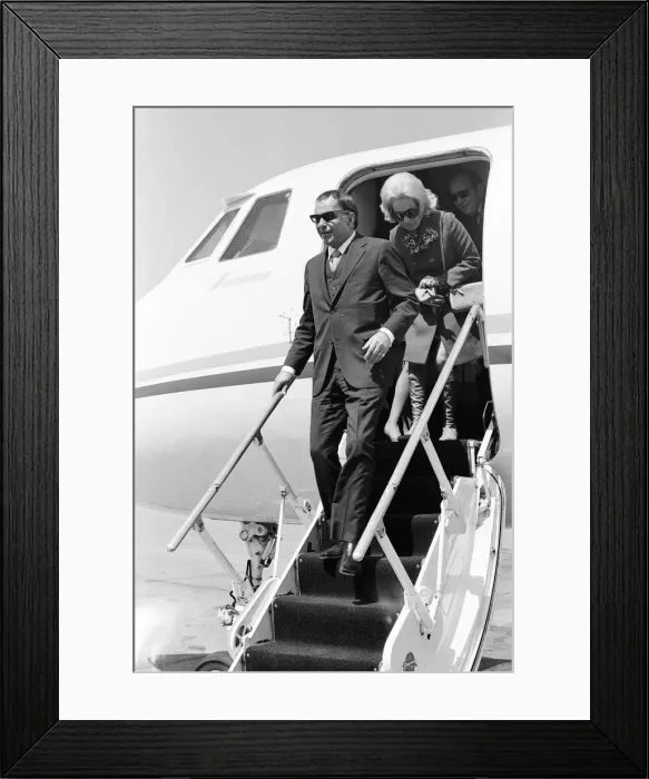 Framed Print : Frank Sinatra, flies into London Gatwick Airport, on his personal Gulf stream jet Framed Print : Frank Sinatra, flies into London Gatwick Airport, on his personal Gulf stream jet
