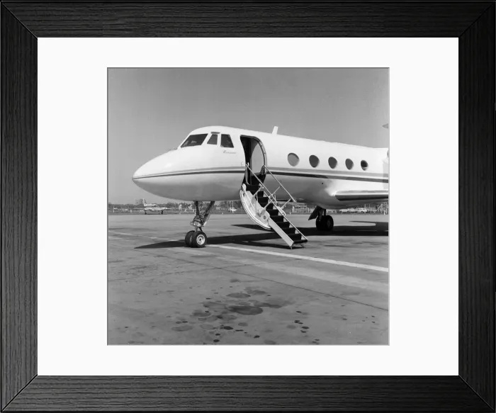 Framed Print : Frank Sinatra, flies into London Gatwick Airport, on his personal Gulf stream jet Framed Print : Frank Sinatra, flies into London Gatwick Airport, on his personal Gulf stream jet