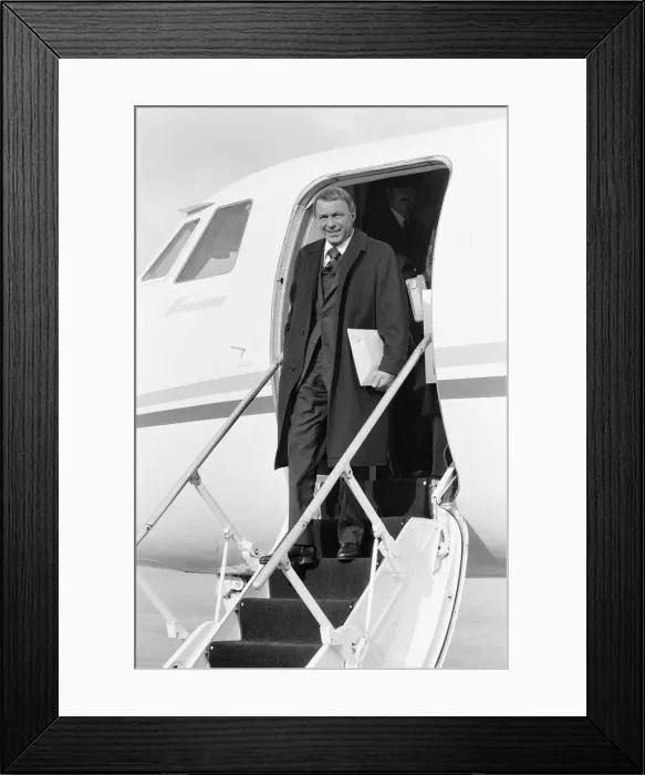 Framed Print : Frank Sinatra, flies into London Gatwick Airport, on his personal Gulf stream jet Framed Print : Frank Sinatra, flies into London Gatwick Airport, on his personal Gulf stream jet
