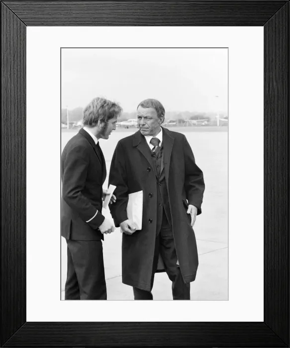 Framed Print : Frank Sinatra, flies into London Gatwick Airport, on his personal Gulf stream jet Framed Print : Frank Sinatra, flies into London Gatwick Airport, on his personal Gulf stream jet