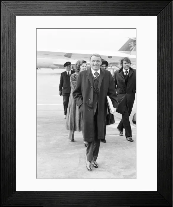 Framed Print : Frank Sinatra, flies into London Gatwick Airport, on his personal Gulf stream jet Framed Print : Frank Sinatra, flies into London Gatwick Airport, on his personal Gulf stream jet