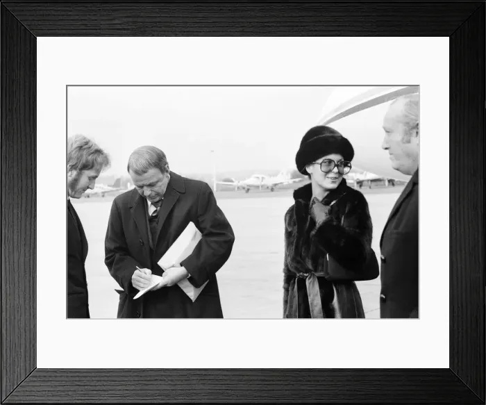 Framed Print : Frank Sinatra, flies into London Gatwick Airport, on his personal Gulf stream jet Framed Print : Frank Sinatra, flies into London Gatwick Airport, on his personal Gulf stream jet
