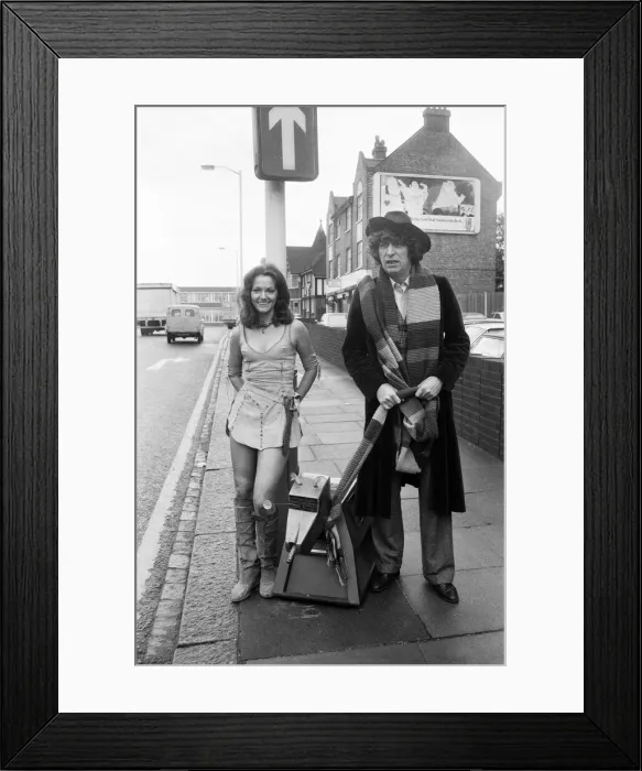 Framed Print : Doctor Who, actor Tom Baker - the 4th Doctor - pictured with assistant Leela played by