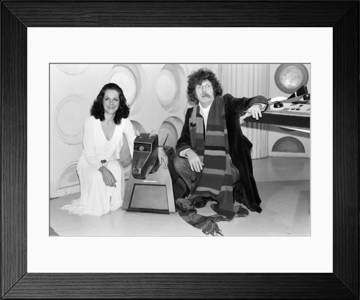 Framed Print : Doctor Who, actor Tom Baker - the 4th Doctor - pictured with fellow Time Lord Romana