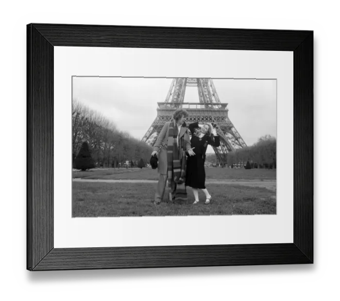 Framed Print : Doctor Who, actor Tom Baker - the 4th Doctor - pictured with fellow Time Lord Romana