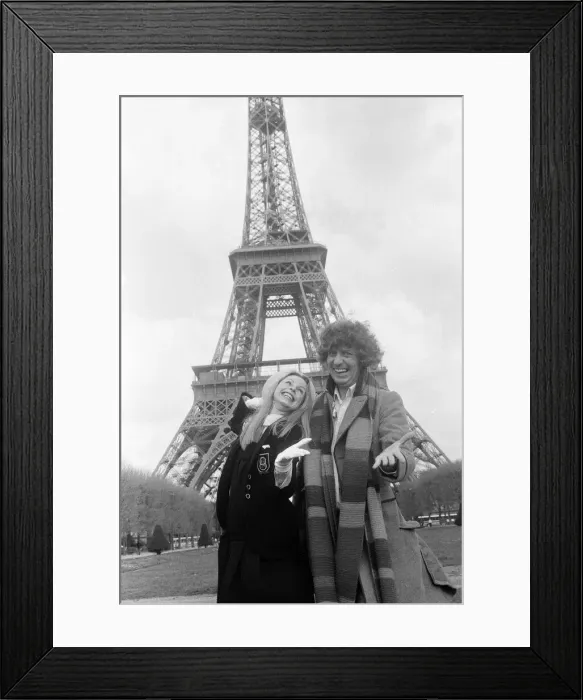 Framed Print : Doctor Who, actor Tom Baker - the 4th Doctor - pictured with fellow Time Lord Romana