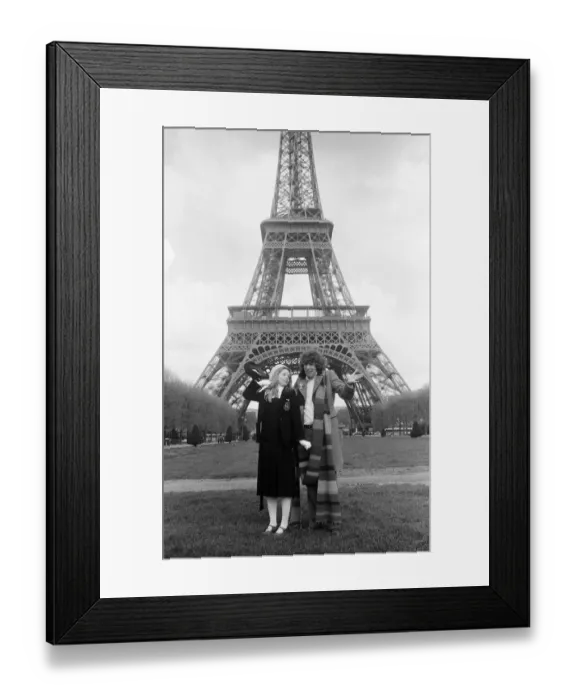 Framed Print : Doctor Who, actor Tom Baker - the 4th Doctor - pictured with fellow Time Lord Romana