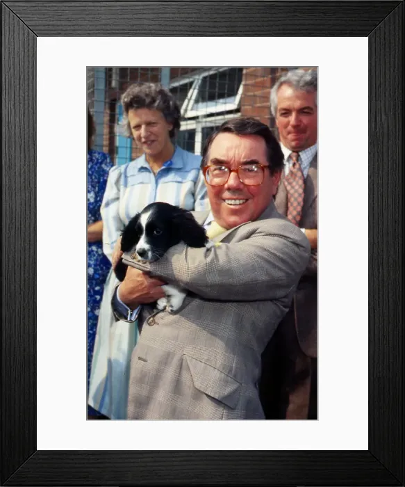 Framed Print : Ronnie Corbett at Edinburgh Cat and Dog home August 1989 Framed Print : Ronnie Corbett at Edinburgh Cat and Dog home August 1989