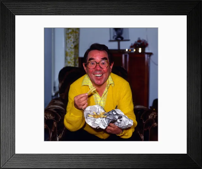 Framed Print : Ronnie Corbett at home eating chips March 1987 Framed Print : Ronnie Corbett at home eating chips March 1987
