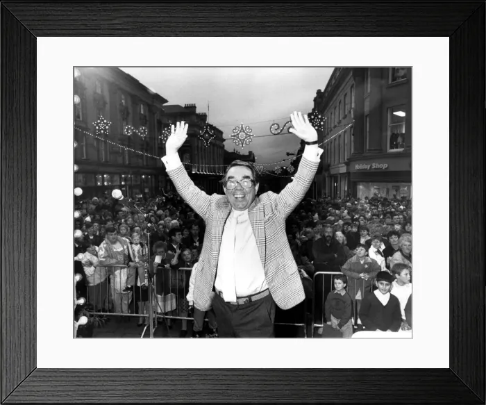 Framed Print : Comedian Ronnie Corbett turns on Newcastles Christmas lights Framed Print : Comedian Ronnie Corbett turns on Newcastles Christmas lights