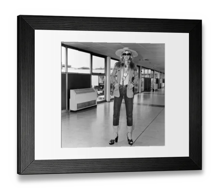 Framed Print : Britt Ekland leaves London Airport for Bangkok, where she is due to start filming Framed Print : Britt Ekland leaves London Airport for Bangkok, where she is due to start filming
