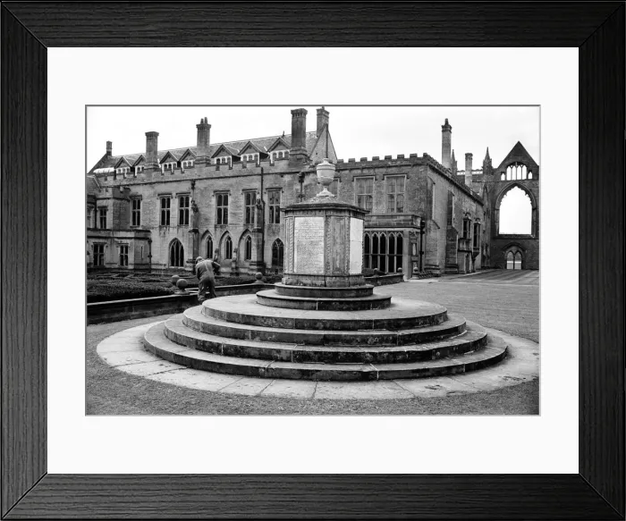 Framed Print : The tomb of Boatswain, Lord Byrons dog, at Newstead Abbey Framed Print : The tomb of Boatswain, Lord Byrons dog, at Newstead Abbey