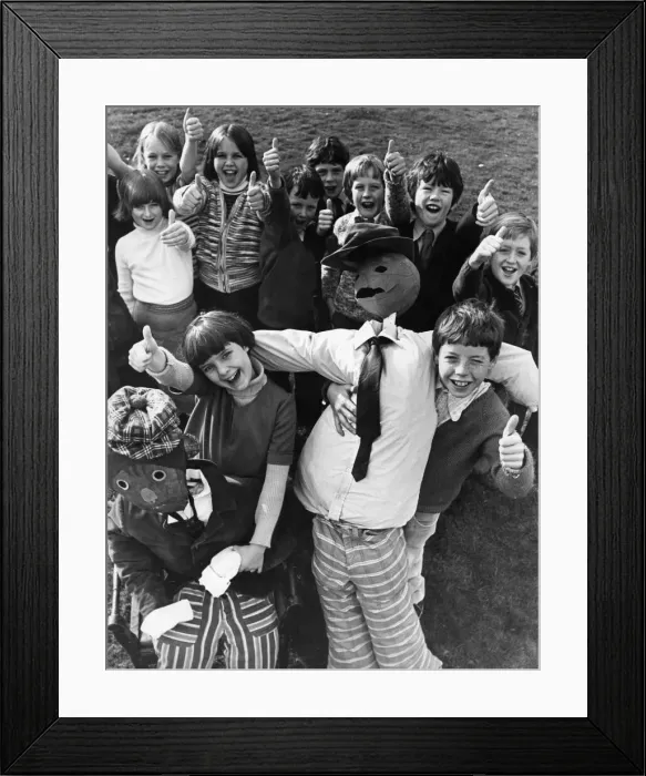 Framed Print : Rosalind Outy and Ian Mackenzie, both 10, pupils of Stokesley Junior School Framed Print : Rosalind Outy and Ian Mackenzie, both 10, pupils of Stokesley Junior School