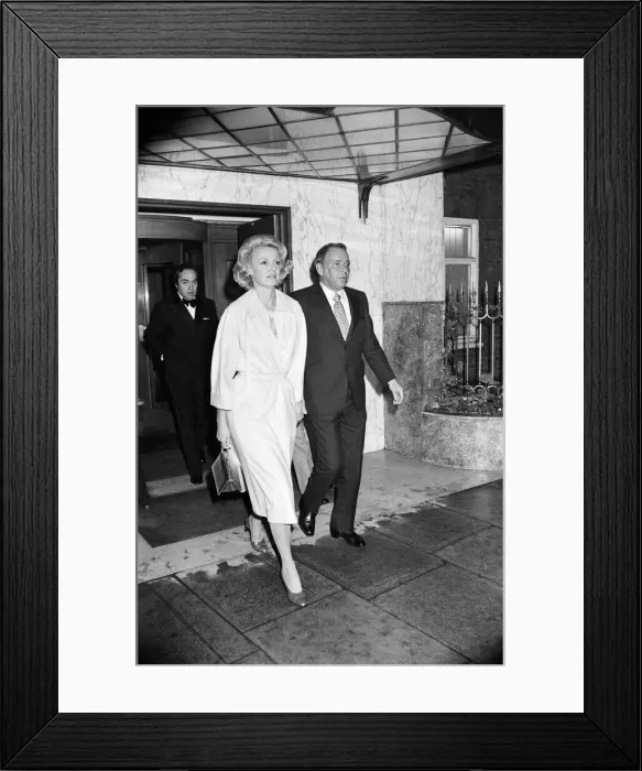 Framed Print : Frank Sinatra & Barbra Marx, Claridges Hotel, London, 15th May 1975 Framed Print : Frank Sinatra & Barbra Marx, Claridges Hotel, London, 15th May 1975