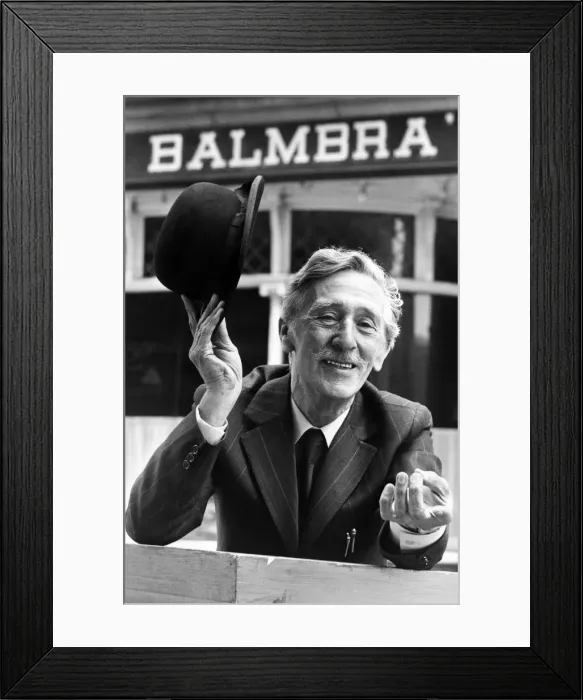 Framed Print : Frankie Burns, Tyneside Comedian. Standing outside Balmbras Music Hall