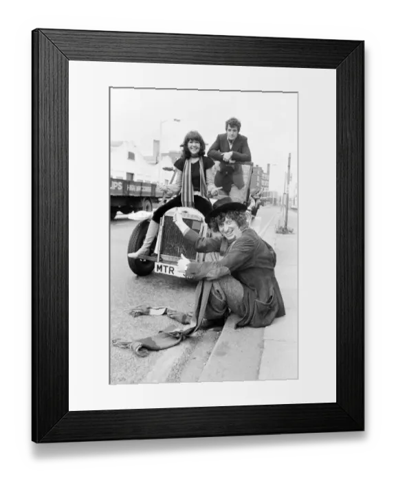 Framed Print : Doctor Who, actor Tom Baker - the 4th Doctor - pictured with assistants Sarah Jane Smith