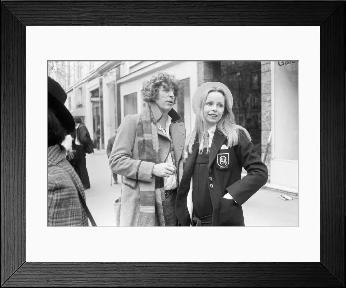Framed Print : Doctor Who, actor Tom Baker - the 4th Doctor - pictured with fellow Time Lord Romana