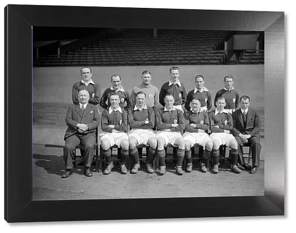 Arsenal football team pose for a group photograph along with manager Herbert Chapman