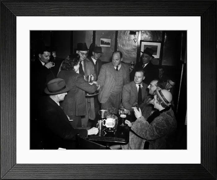 Framed Print : Leicester football team, FA Cup Finalists, 31st March 1949 Framed Print : Leicester football team, FA Cup Finalists, 31st March 1949
