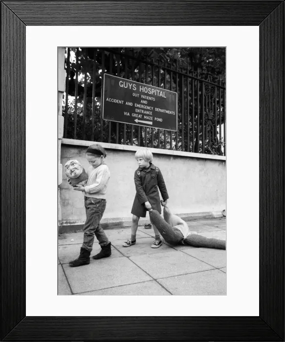 Framed Print : Fireworks / Displays / Guy Fawkes Night November 29th October 1970 Fireworks night Framed Print : Fireworks / Displays / Guy Fawkes Night November 29th October 1970 Fireworks night