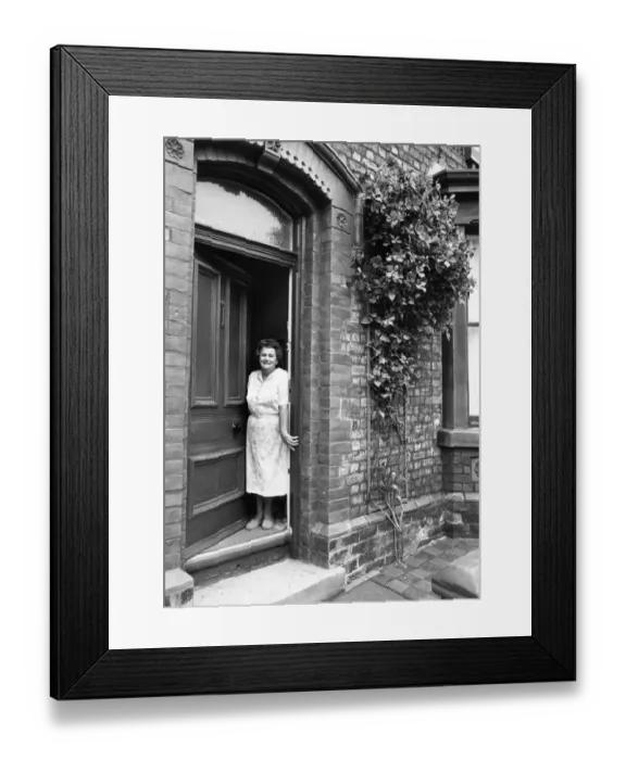 Framed Print : Mrs Doris Atkins of Skerries Road, Anfield who along with other local residents living in