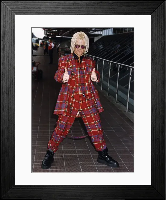 Framed Print : Billy Idol Pop Singer Leaving Heathrow Airport for Paris where he is to do a show DBase Framed Print : Billy Idol Pop Singer Leaving Heathrow Airport for Paris where he is to do a show DBase