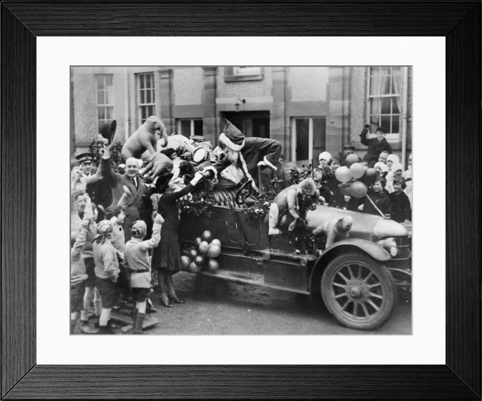Framed Print : Margaret Beavan meets a travelling Father Christmas circa 1927