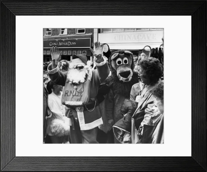 Framed Print : Father Christmas arrives at Lewiss store in Liverpool Framed Print : Father Christmas arrives at Lewiss store in Liverpool
