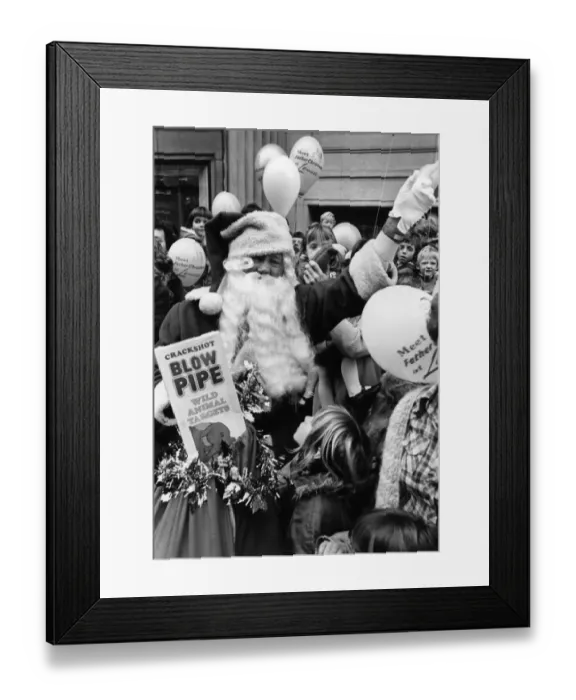 Framed Print : Father Christmas arrives at Lewiss store in Liverpool Framed Print : Father Christmas arrives at Lewiss store in Liverpool