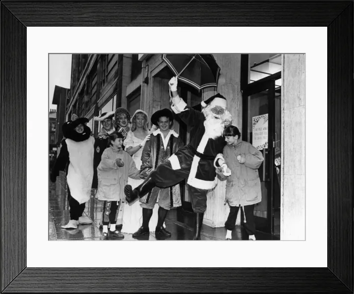 Framed Print : A damp start for Father Christmas as he arrives at Lewiss store in Liverpool Framed Print : A damp start for Father Christmas as he arrives at Lewiss store in Liverpool