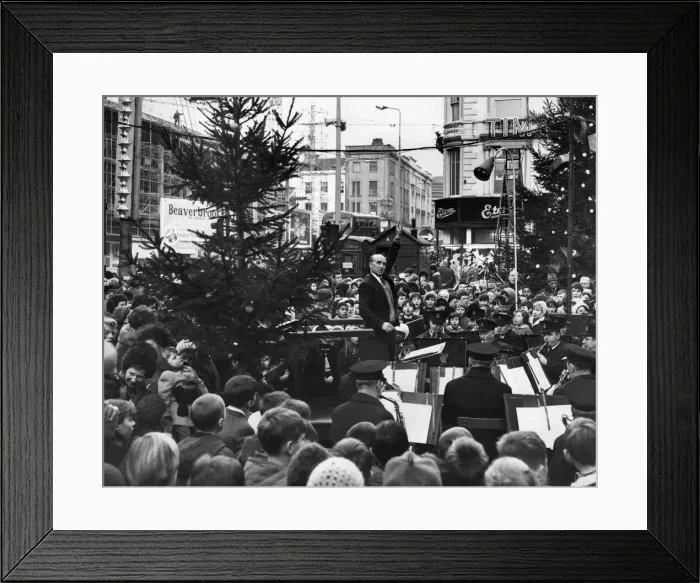 Framed Print : Ten Liverpool schools come together for a carol concert in Clayton Square, Liverpool Framed Print : Ten Liverpool schools come together for a carol concert in Clayton Square, Liverpool