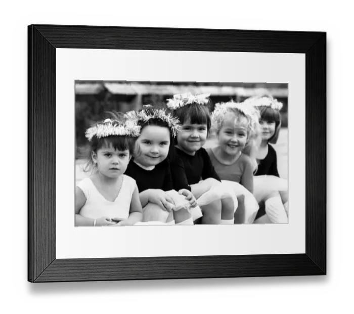 Framed Print : Hannah Needs, aged 2, Claire Todd, aged 4, Rebecca Johnson, aged 4, Stacey Coote