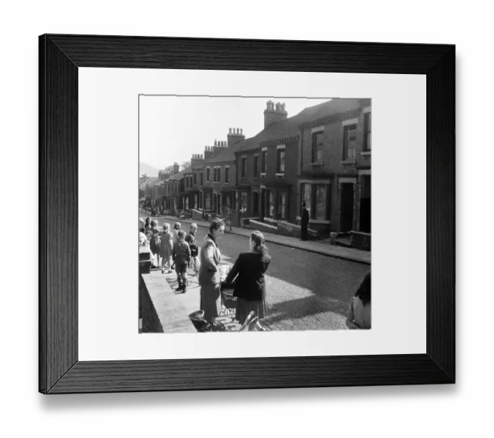 Framed Print : White Maharanee of Jodhpur, the wife of the Maharajah, is at her brothers house in