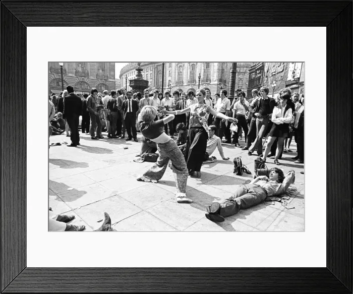 Framed Print : Tourists in Piccadilly, London, 10th August 1969 Framed Print : Tourists in Piccadilly, London, 10th August 1969
